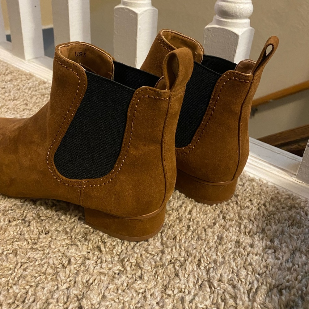 Women’s Boots, wearable as size 5 but fit more comfortably as 5 1/2 or 6.